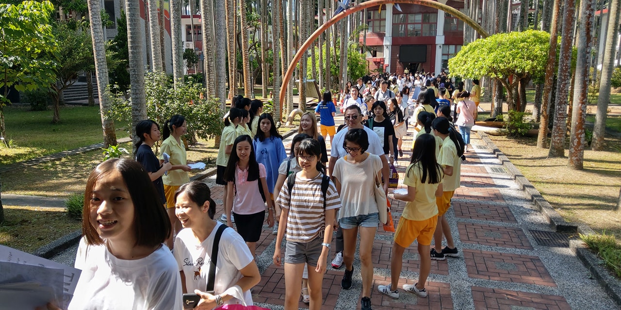 行政大樓前，新生報到排隊相片