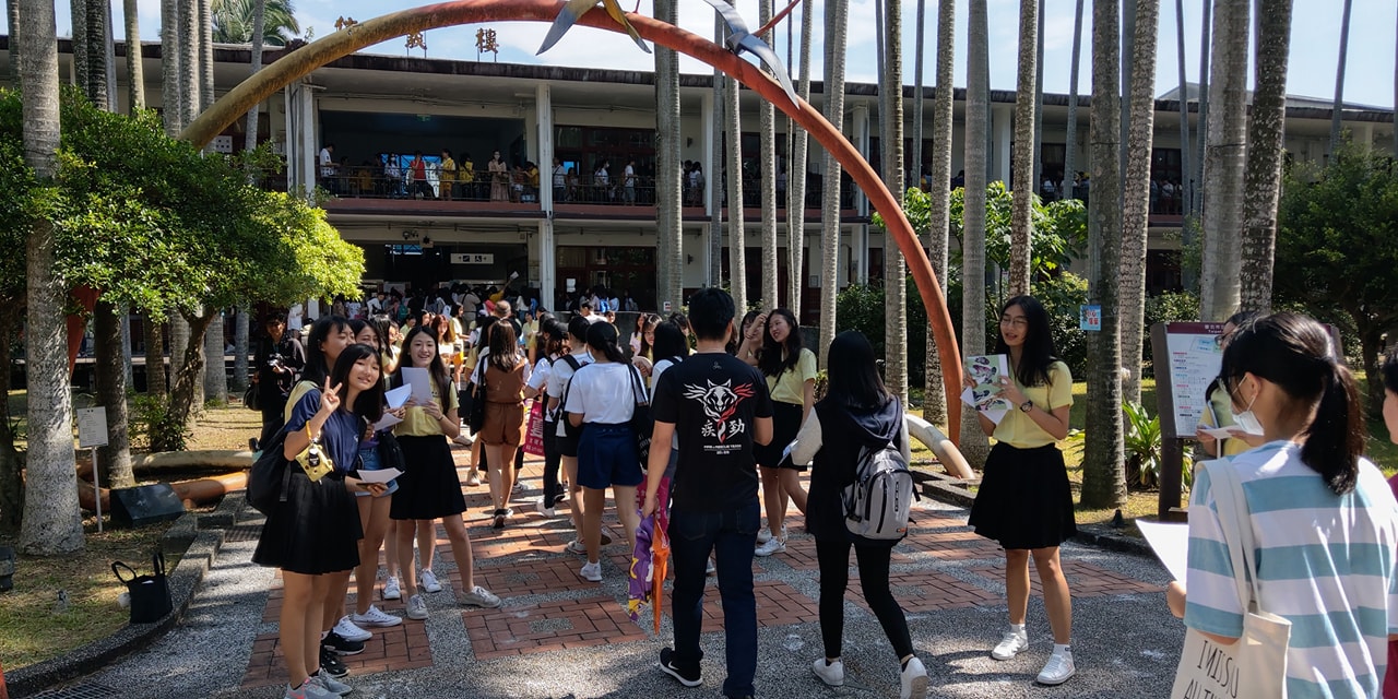 學姊迎接正在通過景美鵲橋的排隊新生