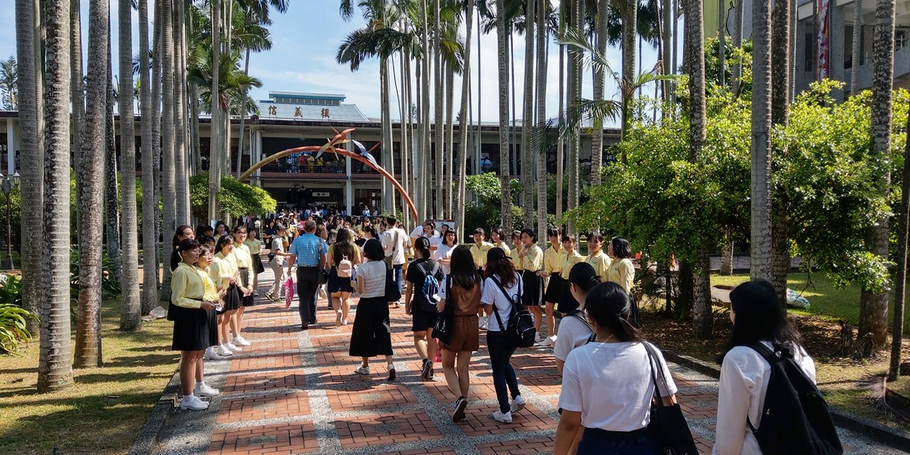學姊迎接正在通過景美鵲橋的排隊新生2