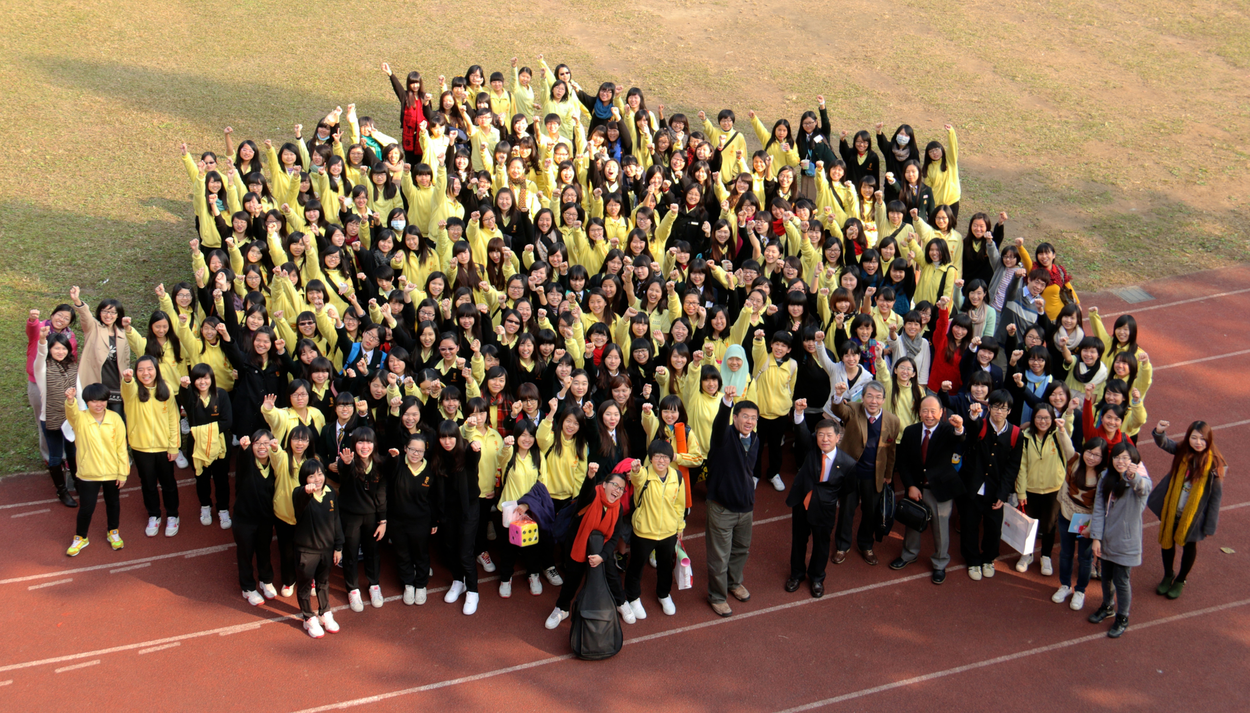 服務學習師長與同學團體照