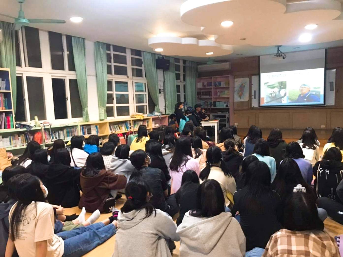 景女學生於服務學習場地聆聽服務學習介紹