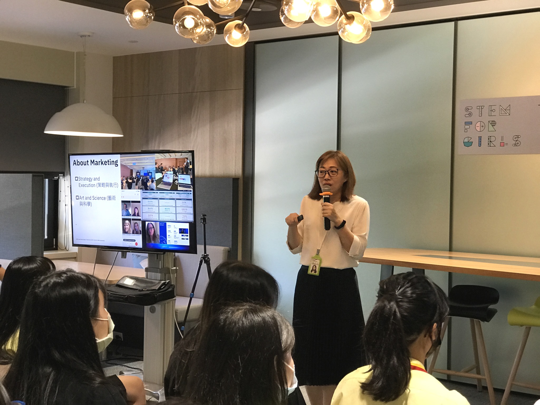 IBM STEM for Girls計畫-IBM員工Rae講解背景故事