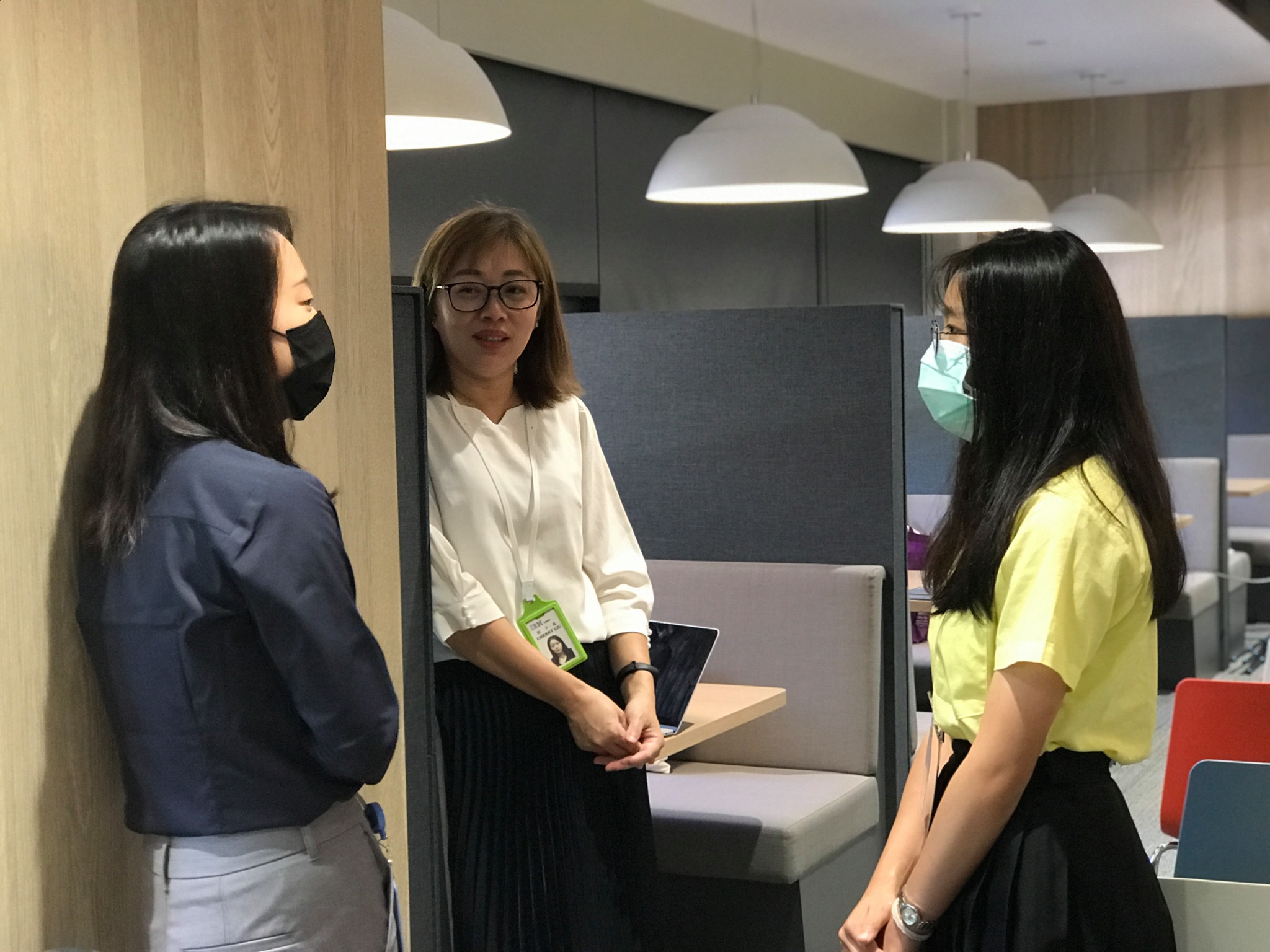 景女學生向IBM員工Rae和Cherry詢問金融業的差異