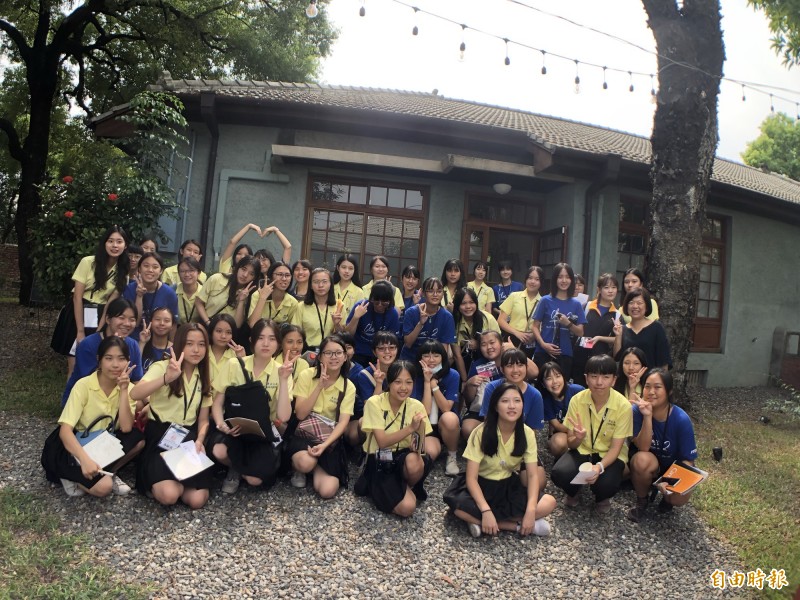 景美女中丶屏東女中學生大交流，今天參訪永勝5號。（記者羅欣貞攝）