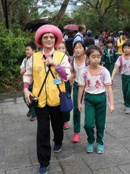 聶南京擔任臺北市立動物園導覽途中
