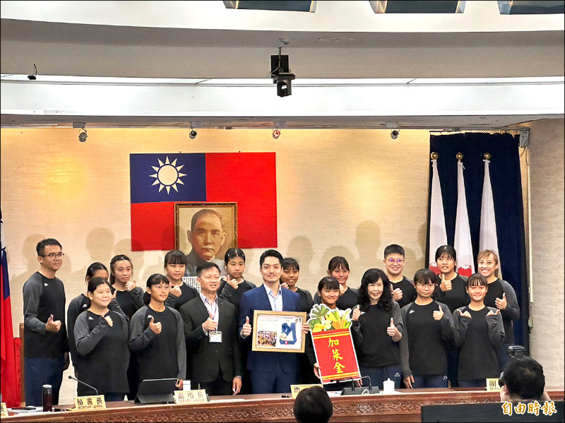 景美女中拔河隊赴瑞士參加世界盃錦標賽，獲四金一銀佳績，台北市長蔣萬安（前排中）昨天表揚小將，鼓勵她們持續努力。（記者甘孟霖攝）